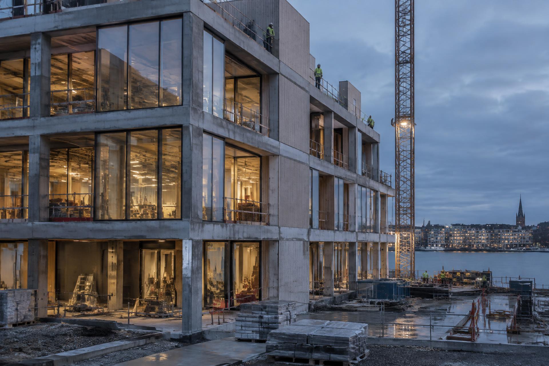 Modern byggnad under uppförande vid vattnet